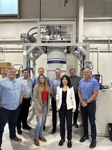 牛津仪器纳米科学部和Lake Shore团队 在Lake Shore位于俄亥俄州韦斯特维尔工厂内的Triton系统前